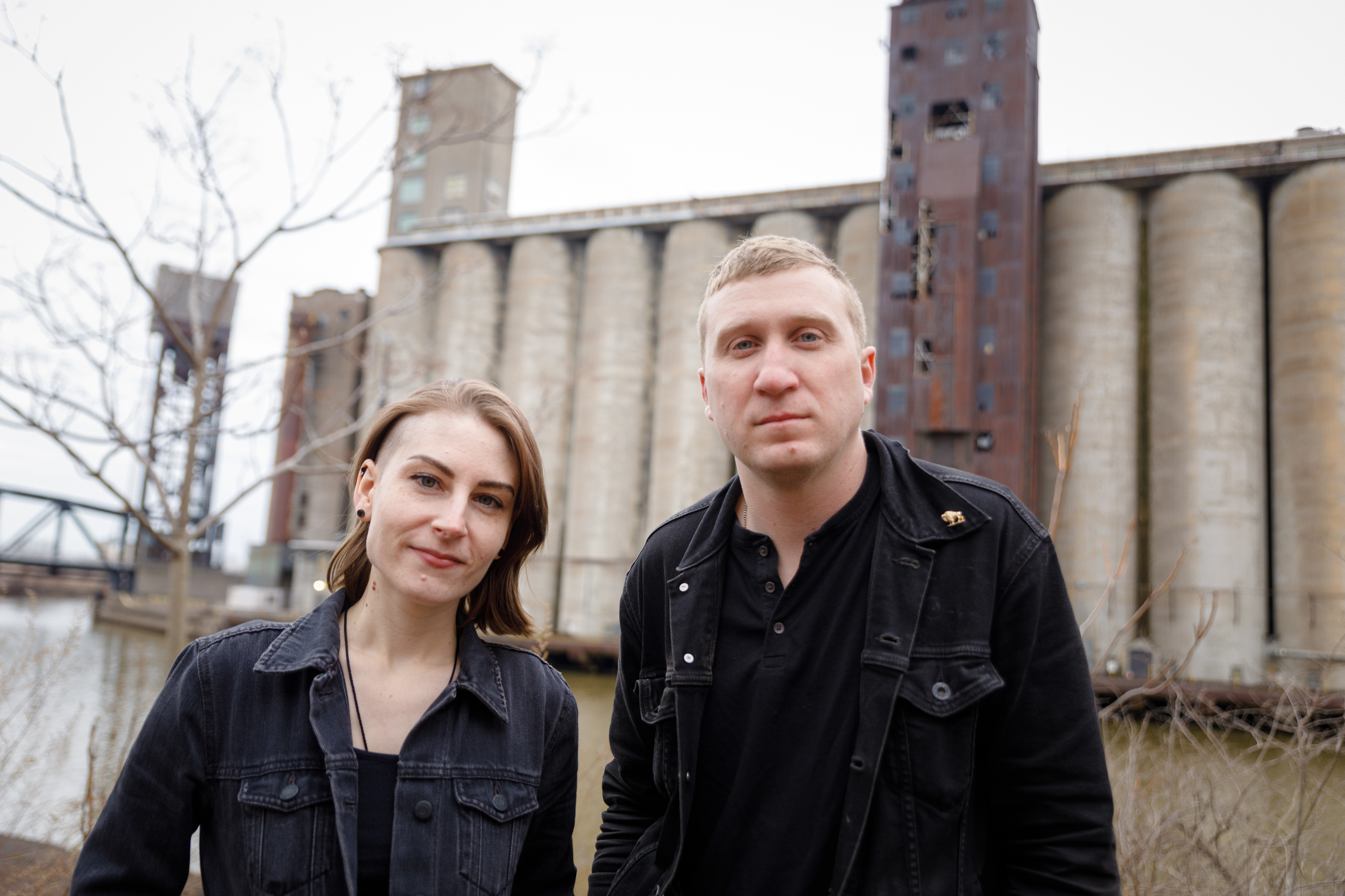 Sally Schaefer with fiddle and Tyler Bagwell with acoustic guitar
